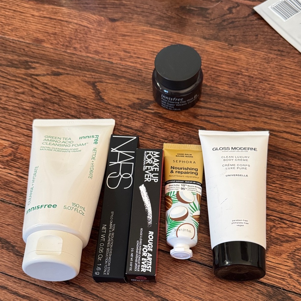 NARS Skincare Cleanser - Black and White